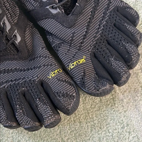 Vibram Black FiveFingers Toe Shoes - Picture 2 of 7